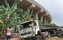 Truk Kontainer Terjun dari Atas Tol Cibitung-Cilincing, Sopir Diduga Mengantuk