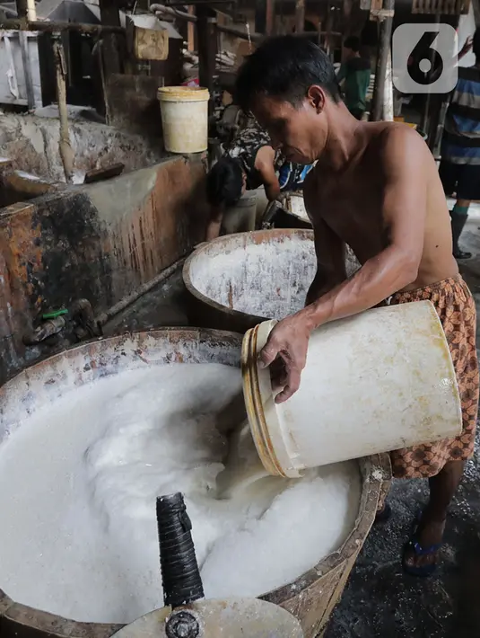 Aktivitas pekerja mengolah kedelai untuk dijadikan tahu di industri rumahan kawasan Duren Tiga, Jakarta, Senin (18/11/2019). Dari data perhitungan Kerangka Sampel Area (KSA) yang diperoleh Kementan, hingga Oktober 2019 produksi kedelai baru mencapai 480 ribu ton. (Liputan6.com/Herman Zakharia)