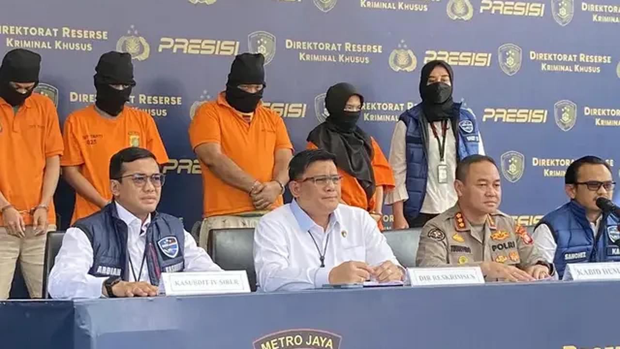 <br>Ade mengatakan, para pemeran film porno tidak terikat memang secara kontrak. Mereka mendapat bayaran Rp 10 juta hingga Rp 15 juta sekali bermain film porno.&nbsp;