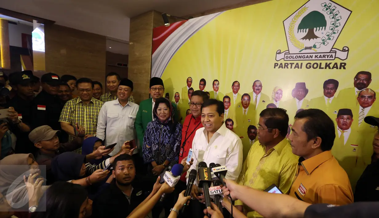 Ketua Umum Partai Golkar Setya Novanto memberikan keterangan pers di DPP Partai Golkar, Jakarta, Jumat (17/3). Partai pendukung Ahok-Djarot membahas strategi pemenangan Ahok-Djarot pada putaran kedua Pilkada DKI Jakarta. (Liputan6.com/Johan Tallo)