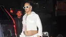<p>Mengenakan button down shirt dan high slit dress, aksen aksesori panjang jadi pusat perhatian gaya Rihanna di ajang after party. [Foto: Instagram/ Whowhatwear]</p>