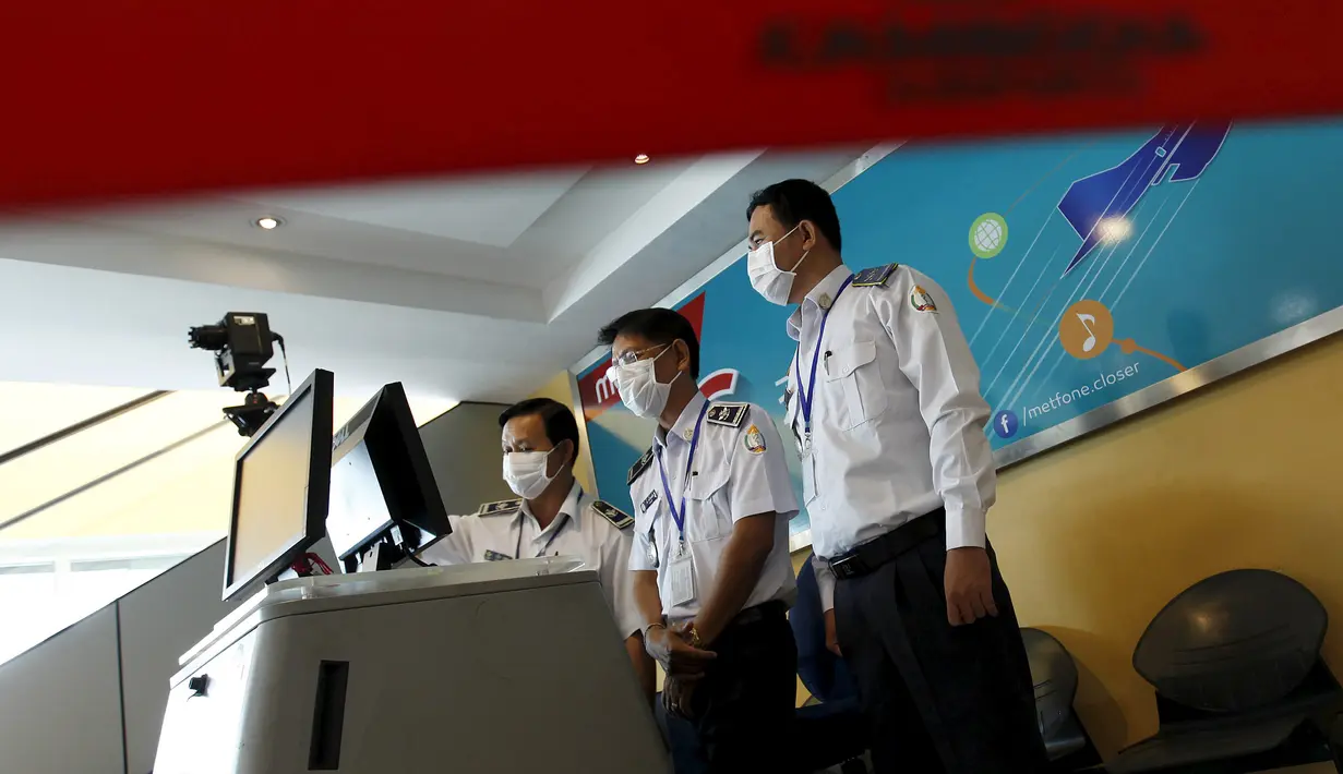 Petugas kesehatan menguji alat thermoscan yang mendeteksi suhu tubuh manusia, di Bandara Internasional Phnom Penh, Kamboja, Selasa (23/6/2015). Pemerintah Kamboja meningkatkan pemeriksaan kesehatan untuk mencegah penyebaran MERS. (REUTERS/Samrang Pring)