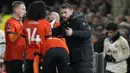 Pelatih Luton Town, Rob Edwards berbicara kepada para pemainnya jelang dimulainya babak kedua menghadapi Manchester City pada laga putaran kelima Piala FA 2023/2024 di Kenilworth Road Stadium, Luton, Selasa (27/2/2024). (AP Photo/Alastair Grant)