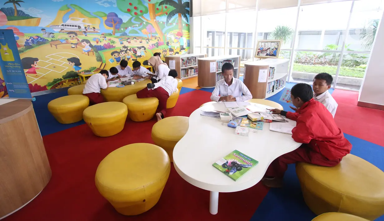 <p>Siswa Sekolah Dasar (SD) membaca buku di ruang baca Perpustakaan Nasional (Perpusnas), Jakarta, Selasa (18/2/2020). Selain megah dan memiliki koleksi lengkap, Perpusnas juga menyediakan ruangan perpustakaan untuk anak-anak, layanan untuk penyandang disabilitas dan lansia. (Liputan6.com/Angga Yuniar)</p>