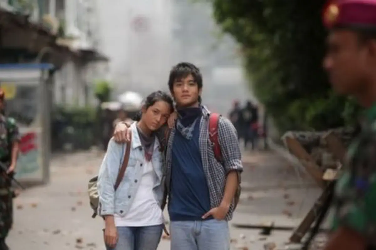Adegan film Di Balik 98