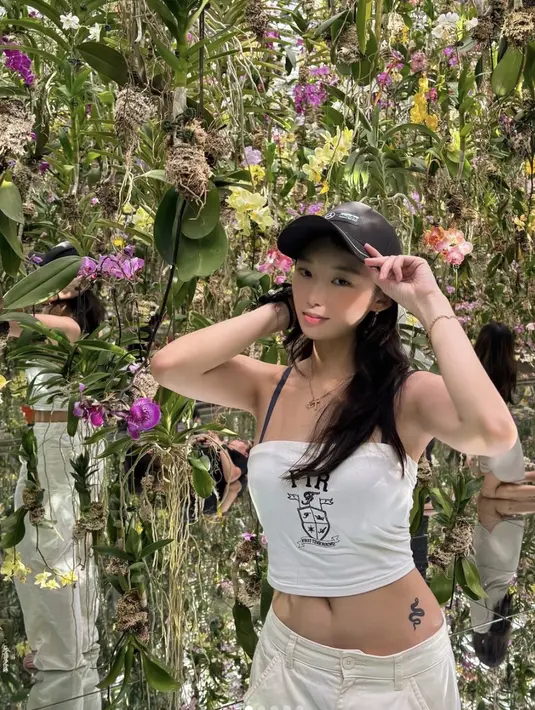 Bergaya dengan low rise pants, ia juga menampilkan kesan sporty dengan cap yang digunakan. [Foto: Instagram/ Livy Renata]