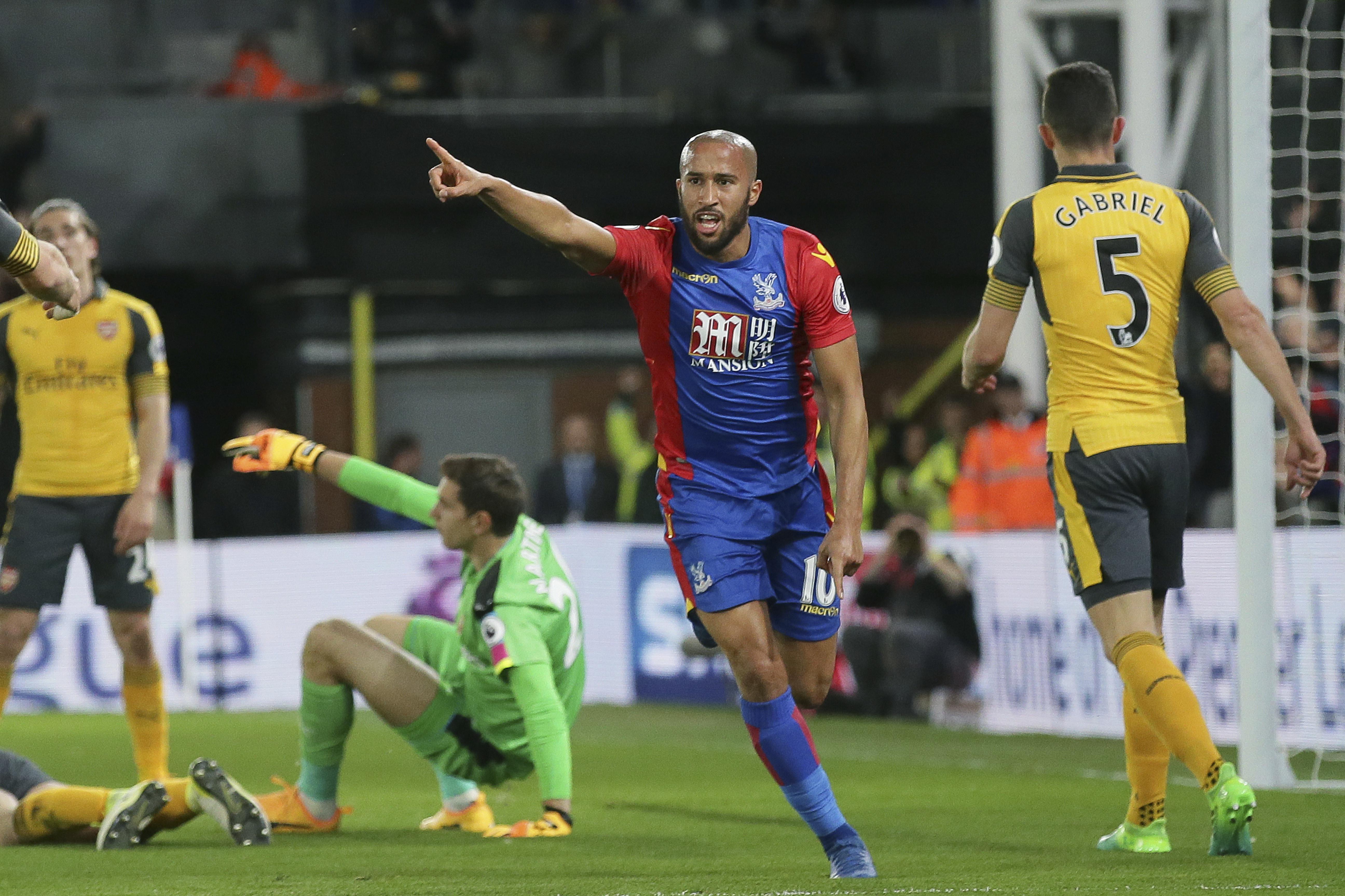 Gelandang Crystal Palace Andros Townsend merayakan golnya ke gawang Arsenal dalam lanjutan Liga Inggris di Selhurst Park, Selasa (11/4/2017) dinihari WIB. (AP Photo/Tim Ireland)