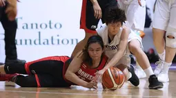 Pebasket putri Indonesia, Christine Aldora Tjundawan (kiri) berebut bola dengan pemain Korea, Park Hye Yon pada babak penyisihan Grup X Basket Putri Asian Games 2018 di Jakarta, Rabu (15/8). Indonesia kalah 40-108. (Liputan6.com/Helmi Fithriansyah)