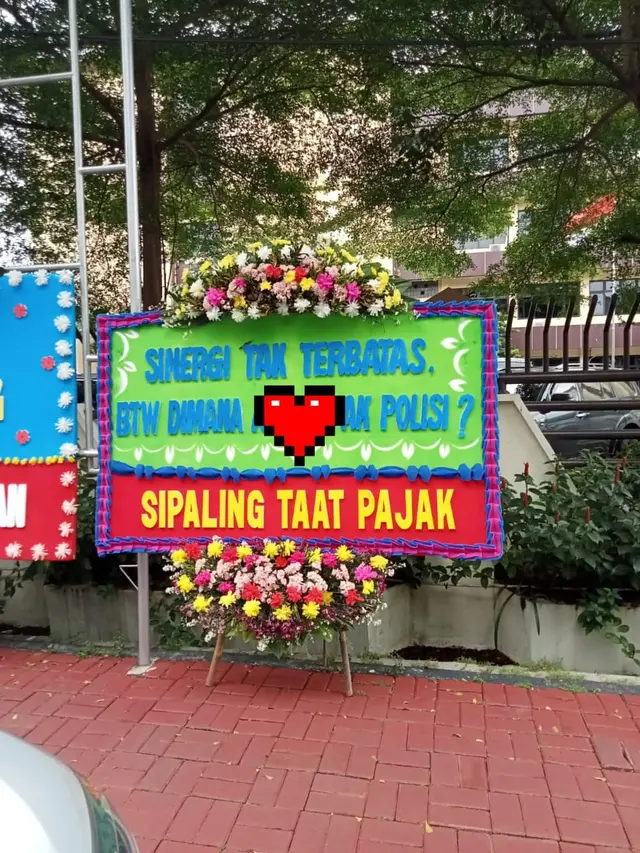 Papan bunga berisi pertanyaan keberadaan AG pacar Mario Dandy. (Foto: Dok. Twitter @@habibthink)