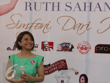 Penyanyi Ruth Sahanaya hadir pada peluncuran album terbarunya yang berjudul "Simfoni Dari Hati" di kawasan Kemang, Jakarta, Senin (18/4). Album dalam rangka 30 tahun Ruth Sahanya berkarya tersebut berisi sepuluh lagu. (Liputan6.com/Herman Zakharia)