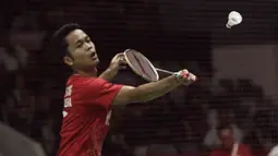 Tunggal putra Indonesia, Anthony Sinisuka Ginting, saat menghadapi wakil Denmark, Viktor Axelsen, pada laga Indonesia Masters 2020 di Istora Senayan, Jakarta, Sabtu (18/1). Anthony Ginting menang dengan skor 22-20 dan 21-11. (Bola.com/Yoppy Renato)