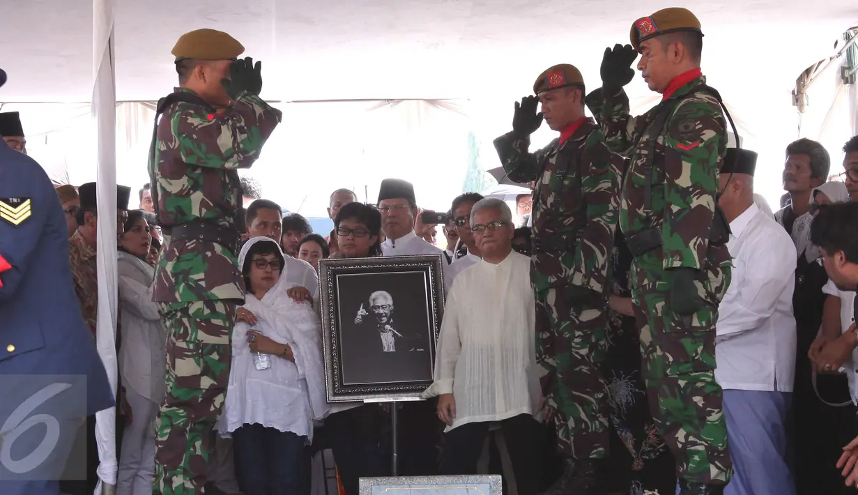 Suasana pemakaman pengacara senior Adnan Buyung Nasution di TPU Tanah Kusir, Jakarta, Kamis (24/9/2015). Adnan meninggal dunia pada Rabu (23/9) di RSPI setelah dirawat karena mengalami gangguan jantung dan ginjal. (Liputan6.com/Angga Yuniar)