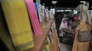 Pengunjung mendampingi anaknya memilih buku di Pasar Kenari, Jakarta Pusat, Selasa (30/4/2019). Pasar buku itu merupakan pasar buku pertama di Jakarta yang didirikan untuk menyediakan buku-buku berharga yang murah alias terjangkau dan dikelola PD Pasar Jaya. (merdeka.com/Iqbal S. Nugroho)