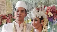 Ricky Perdana dan Chaca Thakya pamer buku nikah (Instagram/@rickyperdana06)
