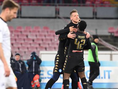 Para pemain Napoli merayakan gol Emanuele Giaccherini saat melawan ASC Spezia pada laga Piala Italia di San Paolo stadium, Naples (10/1/2017). Napoli menang 3-1. (EPA/Ciro Fusco)