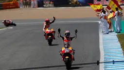 Pembalap Repsol Honda, Dani Pedrosa (kanan) melakukan selebrasi di atas motornya setelah berhasil finis pertama pada balapan MotoGP Spanyol di Sirkuit Jerez, Minggu (7/5). Ini kemenangan perdana Pedrosa pada tahun ini. (AP Photo/Miguel Morenatti)