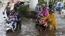 Pengendara terpaksa mendorong motornya yang mogok akibat memaksa melintasi banjir yang menggenangi jalan Ciledug Raya, Jakarta Selatan, Sabtu (6/7/2024). (Liputan6.com/Angga Yuniar)