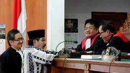 Antasari Azhar terpidana kasus tewasnya Direktur PT Rajawali Putra Banjaran Nasruddin Zulkarnaen, didampingi kuasa hukumnya Maqdir Ismail (kiri) saat menandatangani berita acara persidangan pada sidang memori Peninjauan Kembali (PK) di PN Jaksel, Rabu (5/