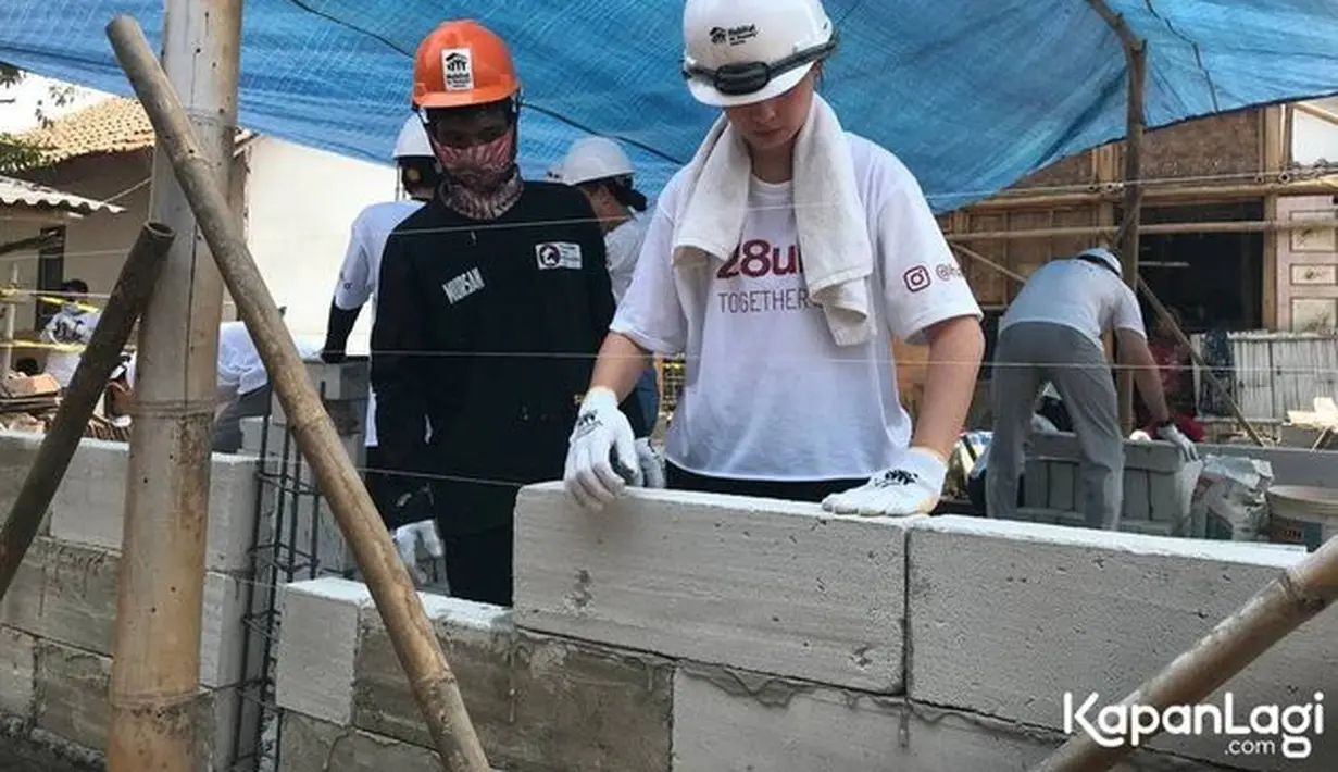 "Ini aku lagi walling. Excited banget. Ini pengalaman baru banget, tadi menggergaji, nyemen, terus menyusun batu-batanya. Ini baru pertama kali, dan aku bangga sekali ternyata aku bisa," kata Joanna. [Foto: KapanLagi.com/Dadan Eka Permana]