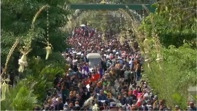 8 Potret Sambutan Warga Solo Saksikan Kirab Kaesang-Erina, Tumpah Ruah Penuhi Jalan