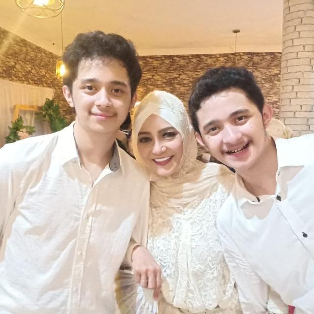 6 Momen Kebersamaan Nakula Sadewa dan Ibunda, Bak Kakak Adik