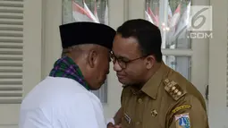 Gubernur DKI Jakarta Anies Baswedan menyambut Wali Kota Bekasi Rahmat Effendi di Balai Kota, Jakarta, Senin (22/10). Kedatangan Rahmat Effendi untuk membahas permasalahan sampah di Bantargebang, Kota Bekasi.  (Merdeka.com/Iqbal S. Nugroho)