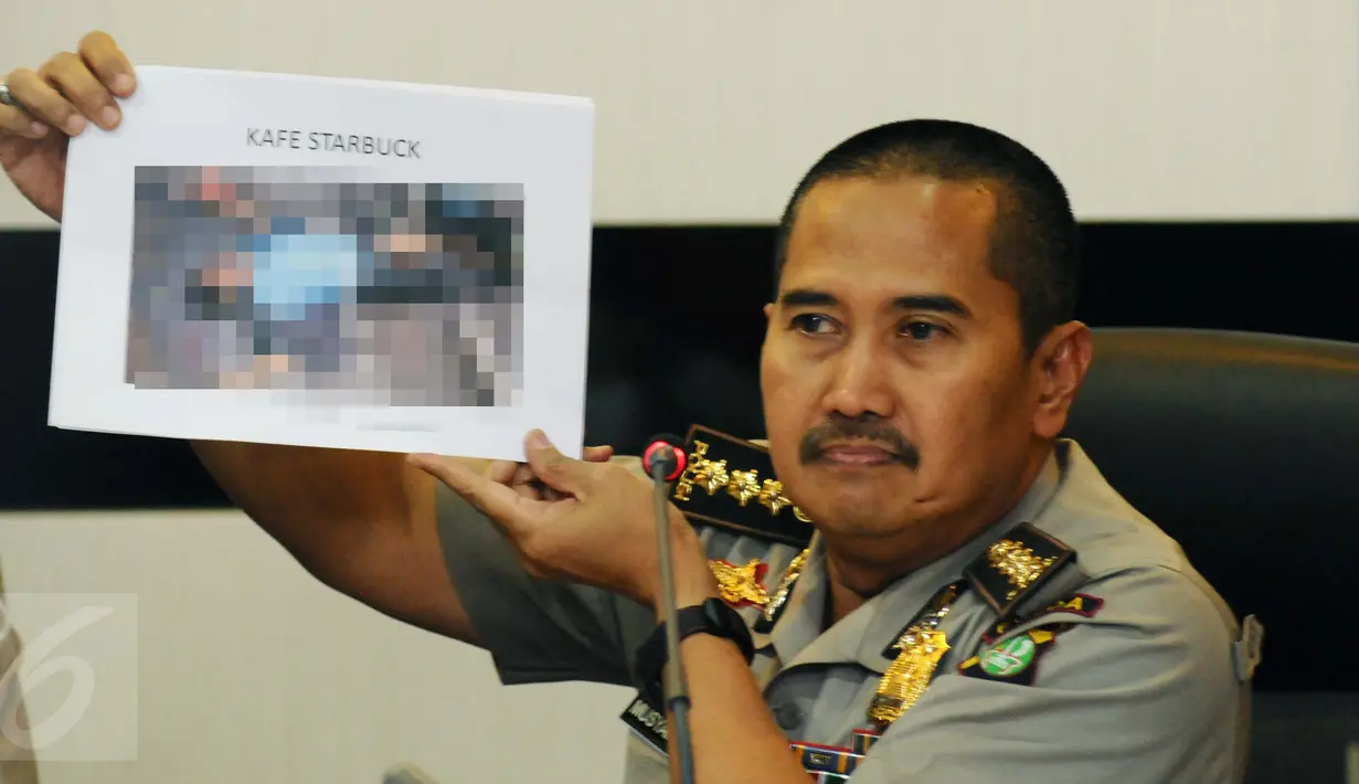 Kabid Dokkes PMJ Kombes Musyafak menunjukkan foto korban serangan teror saat memberikan keterangan seputar kondisi terakhir korban teror (14/1/) lalu, Jakarta, Sabtu (14/1/2016). Beberapa korban dalam perawatan intensif. (Liputan6.com/Helmi Fithriansyah)