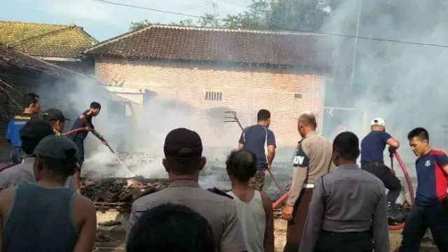 Karena kesal tidak dibantu membelikan handphone, seorang anak tega membakar habis rumah orangtuanya.