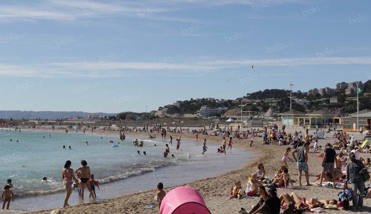 Lokasi Pantai Prado yang berdekatan dengan Stadion Veledrom membuatnya kerap juga dijadikan pendukung klub Marseille untuk berkumpul. (Bola.com/Vitalis Yogi Trisna)