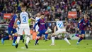 Striker Barcelona, Lionel Messi, berusaha melewati pemain  Deportivo Alaves pada laga La Liga 2019 di Stadion Camp Nou, Sabtu (21/12). Barcelona menang 4-1 atas Deportivo Alaves. (AP/Joan Monfort)