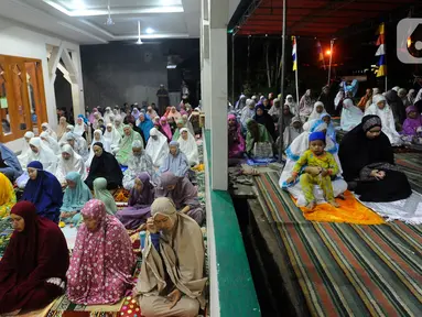 Umat islam melaksanakan Sholat Sunnah Tarawih pada malam pertama bulan Ramadhan 1444 Hijriah di Musala Nurul Fajri, Limo, Depok, Jawa Barat, Rabu (22/3/2023). (merdeka.com/Arie Basuki)