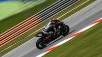 Rider Petronas Yamaha Fabio Quartararo pada hari kedua tes MotoGP 2020 di Sirkuit Sepang, Sabtu (8/2/2020). (AFP/Mohd Rasfan)