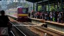 Penumpang menunggu kereta rel listrik (KRL) di Stasiun Manggarai, Jakarta, Selasa (28/3). Rute KRL Bekasi-Jakarta Kota akan mengalami perubahan. KRL tidak lagi melewati jalur Stasiun Manggarai, melainkan Stasiun Pasar Senen. (Liputan6.com/Faizal Fanani)