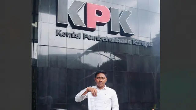 Aktivis Pemerhati Korupsi menyambangi Gedung Komisi Pemberantasan Korupsi (KPK) di Kuningan, Jakarta Selatan (Jaksel).
