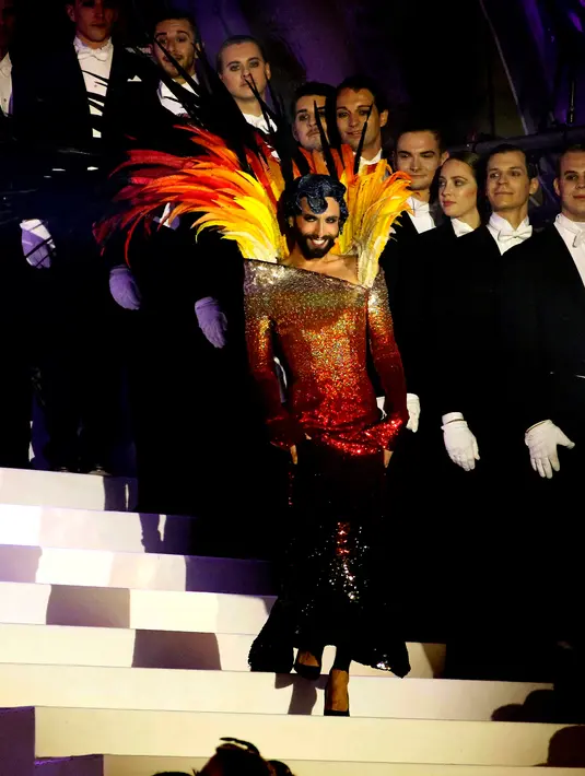 Cukup lama tak terdengar kabarnya, Conchita Wurst kembali menjadi bahan perbincangan netizens dan media-media dunia. Semua ini dikarenakan pengakuan cukup mengajukan yang dibuat lewat akun Instagram resminya pada Senin (16/4). (AP/Ronald Zak)