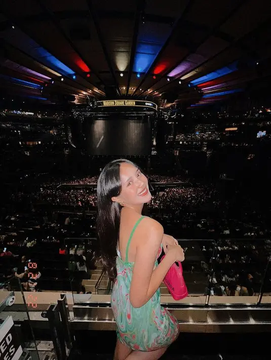 Dipadukan dengan handbag dari Balenciaga dan sneakers putih yang membuat tampil kasual (instagram/bebytsabina)