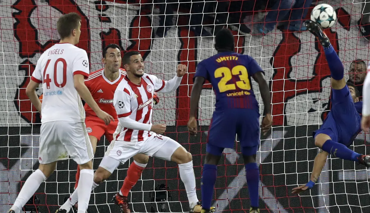 Striker Barcelona, Luis Suarez, melakukan tendangan salto ke gawang Olympiakos pada laga Liga Champions di Stadion Karaiskakis, Selasa (31/10/2017). Barcelona bermain imbang 0-0 dengan Olympiakos. (AP/Thanassis Stavrakis)