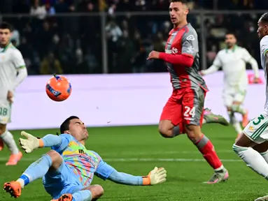 Emil Audero harus menelan pil pahit setelah gawangnya tiga kali dibobol oleh pemain AS Roma dalam lanjutan Serie A 2025/2026, Minggu (23/11/2025) malam WIB. (AFP/Piero Cruciatti)
