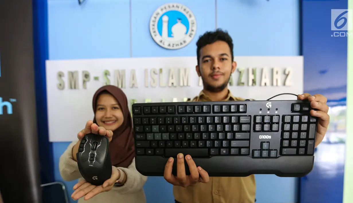 Dua siswa menunjukkan mouse dan keyboard Logitech di SMA Al-Azhar 2 Pejaten, Jakarta, Rabu (14/8/2019). Logitech berkomitmen untuk mendukung kemajuan eSport di Indonesia dengan memberikan peralatan gaming Logitech G dengan harapan mampu melahirkan atlet eSport yang berbakat. (Liputan6.com/HO/Ady)