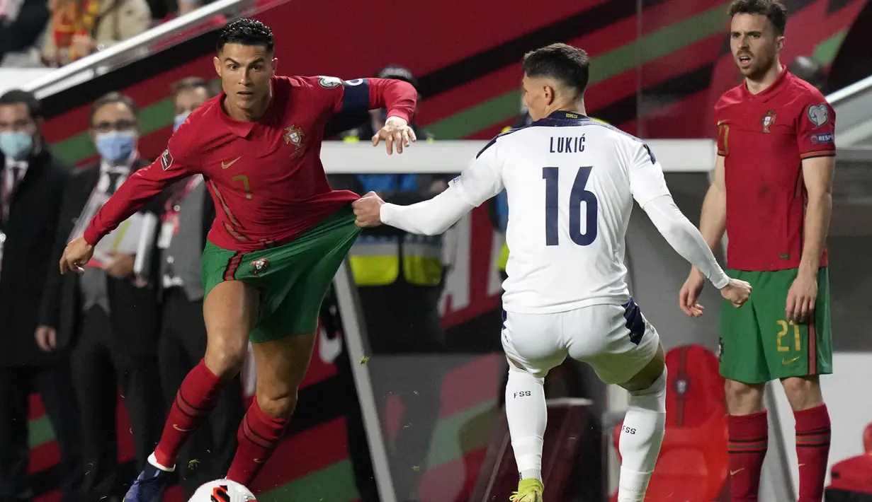 Sepanjang laga, Cristiano Ronaldo gagal menyuguhkan penampilan terbaik akibat disiplinnya lini pertahanan Serbia mematikan pergerakannya. (AP/Armando Franca)