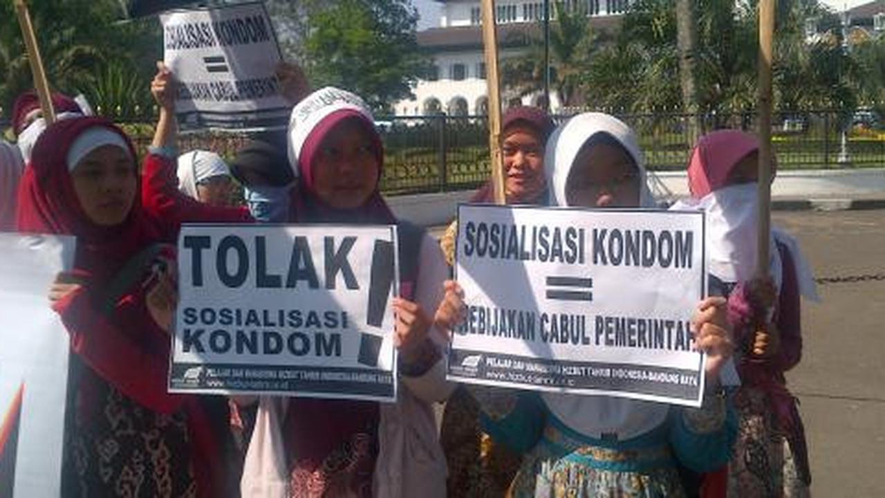 Puluhan wanita berjilbab tolak kampanye kondom