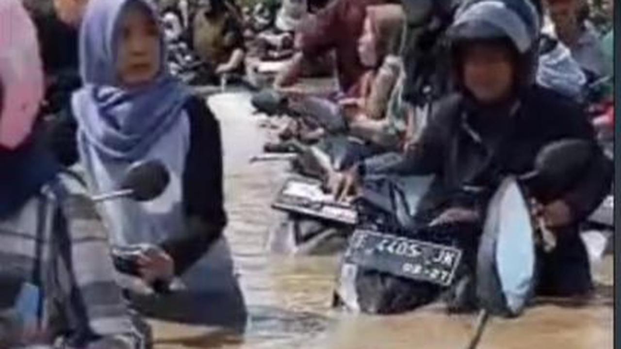 Banjir Merendam Sepinggang Orang Dewasa