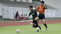 Pemain Timnas Indonesia U-23, Feby Eka Putra, berebut bola dengan Firza Andika saat internal game di Stadion Madya, Jakarta, Jumat(8/3). Latihan ini merupakan persiapan jelang kualifikasi Piala AFC U-23 di Vietnam. (Bola.com/Yoppy Renato)