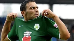 Wolfsburg's Turkish striker Mahir Saglik celebrates after scoring the 2-2 against Bochum during their Bundesliga football match against VfL Bochum 1848 at the rewirpower stadium in Bochum on August 24, 2008. AFP PHOTO DDP/SASCHA SCHUERMANN