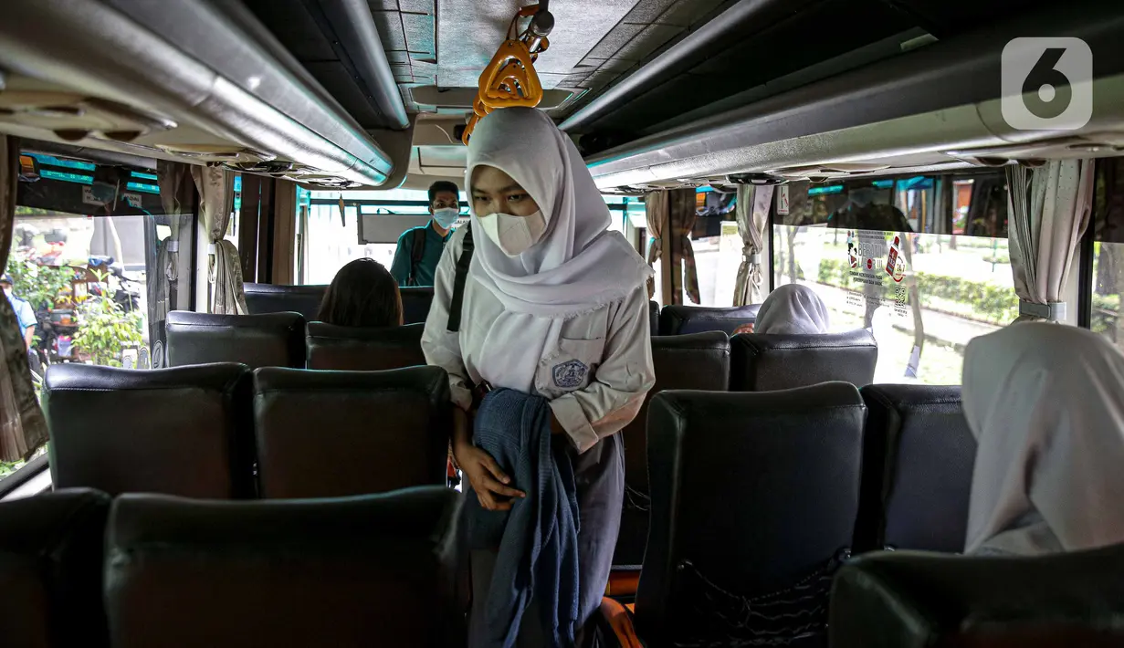 Pelajar menaiki bus sekolah usai pembelajaran tatap muka (PTM) di SMK Negeri 15, Kebayoran Baru, Jakarta Selatan, Jumat (3/9/2021). Dishub DKI Jakarta melalui Unit Pengelola Angkutan Sekolah mengoperasikan 70 bus sekolah yang melayani 20 rute reguler dan 13 rute zonasi. (Liputan6.com/Faizal Fanani)
