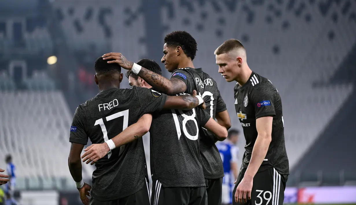 Penyerang Manchester United, Marcus Rashford (kedua kanan) berselebrasi usai mencetak gol ke gawang Real Sociedad pada leg pertama babak 32 besar Liga Europa di stadion Juventus, Turin (19/2/2021). MU menang telak atas Sociedad 4-0. (Marco Alpozzi/LaPresse via AP)