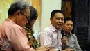 Koordinator GIB Adi Masardi (kedua kanan) berbicara dalam diskusi "Mau Kemana Golkar?", Jakarta, (21/2). Tiga kata kunci yang harus dilaksanakannya untuk menyelesaikan konflik, yaitu demokratis, rekonsiliatif dan berkeadilan. (Liputan6.com/Helmi Afandi)