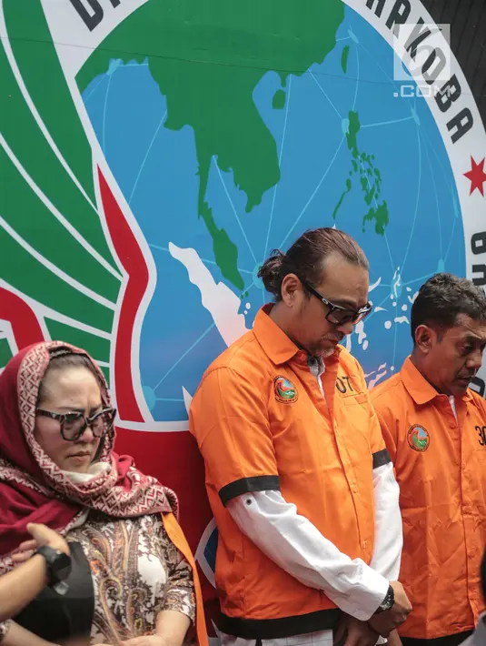 Komedian Tri Retno Prayudati alias Nunung (kiri) bersama suami July Jan Sambiran (tengah) dan tersangka lainnya dihadirkan dalam rilis kasus narkoba di Polda Metro Jaya, Jakarta, Senin (22/7/2019). Nunung beserta suami, July Jan Sambiran, ditangkap karena kasus narkoba. (Liputan6.com/Faizal Fanani)