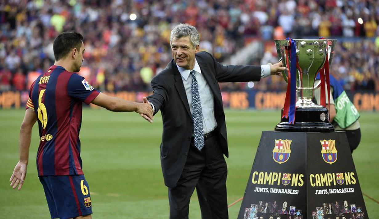 Xavi Hernandez menerima penghormatan untuk mengangkat trofi juara. Ini merupakan partai terakhir Xavi bersama Barcelona di Camp Nou (AFP PHOTO / LLUIS GENE)