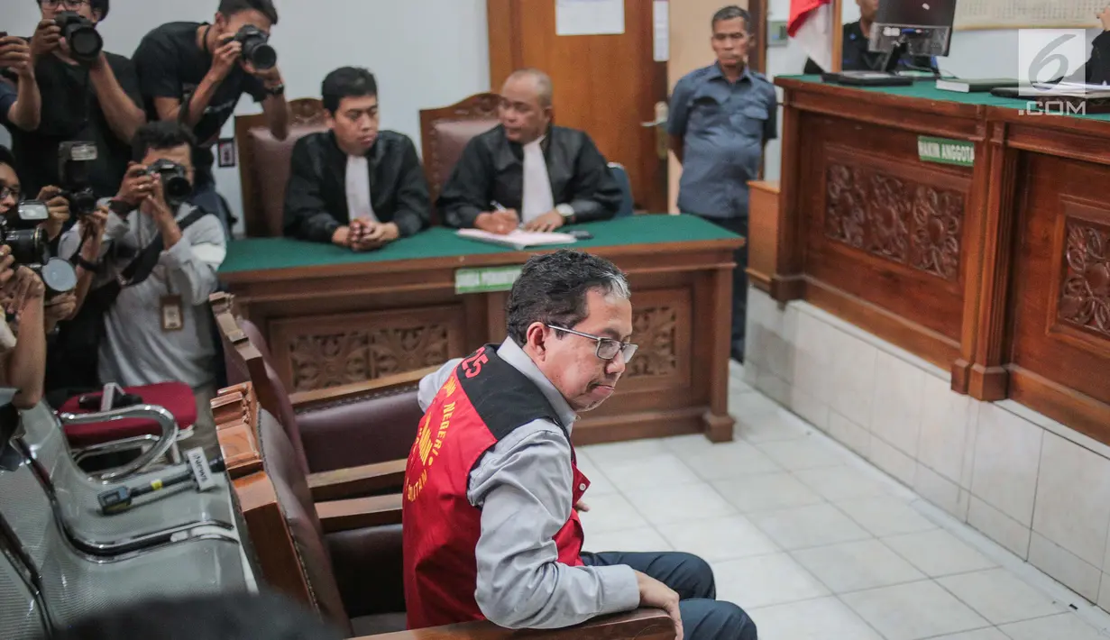 Terdakwa kasus dugaan penghilangan barang bukti pengaturan skor, Joko Driyono menjalani sidang putusan di PN Jakarta Selatan, Selasa (23/7/2019). Joko Driyono dinyatakan bersalah atas perkara pengrusakan barang bukti dengan vonis hukuman 1 tahun 6 bulan penjara. (Liputan6.com/Faizal Fanani)